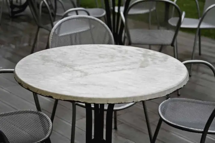 “Tavolini selvaggi a Is Mirrionis, disagi per pedoni e disabili” (immagine simbolo, foto Ansa)