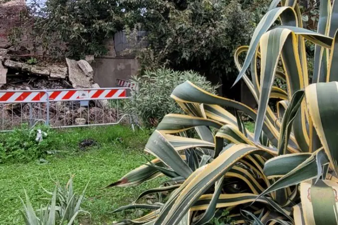 Le transenne che delimitano l'area pericolante (Foto inviata dal lettore)
