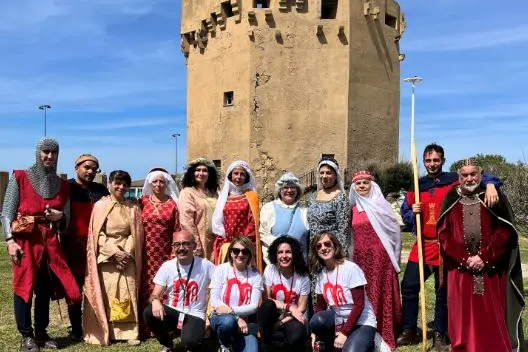 La Torre Aragonese e i gruppi in costume medioevale (foto Pala)