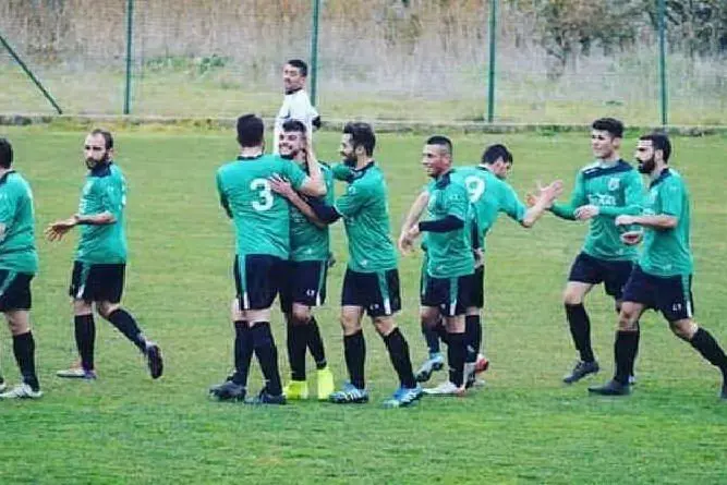 I giocatori del Pattada mentre festeggiano un gol nella passata stagione (foto L'Unione Sarda - Tellini)