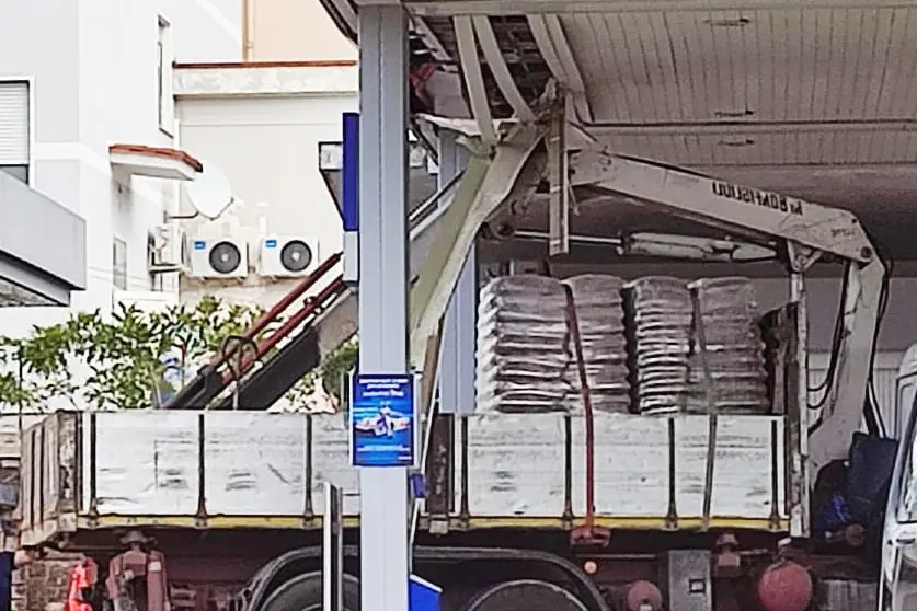 I danni causati al distributore (foto Tellini)