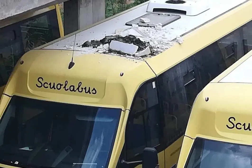 Lo scuolabus danneggiato (foto L'Unione Sarda - Tellini)