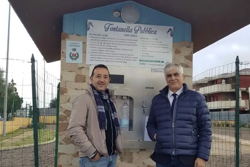 L'assessore Gianluigi Marras e il sindaco Francesco Dessì davanti a una casetta dell'acqua (foto Ivan Murgana)