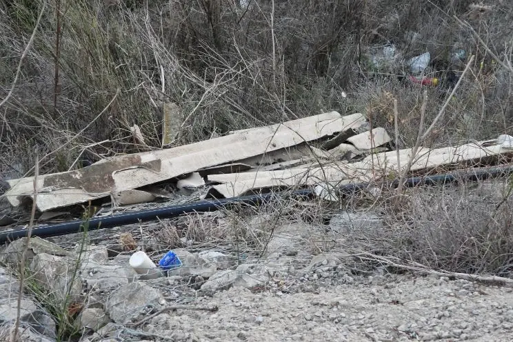 La discarica nelle cunette di via Funtana Vecchia (foto Pala)