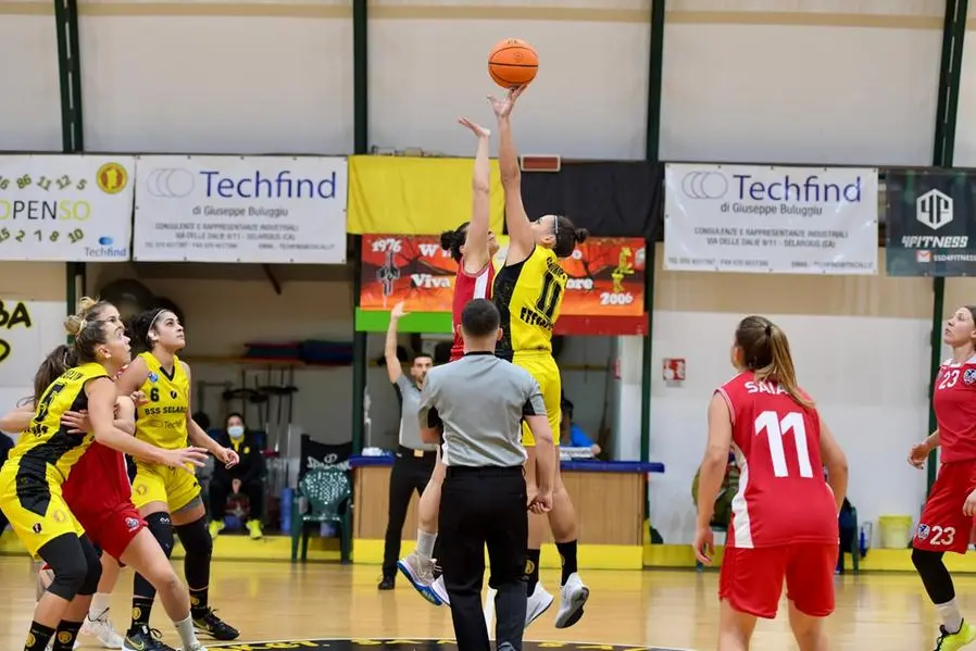 Palla a due di una delle scorse partite del San Salvatore Selargius (foto di Andrea Cicotto - Basket San Salvatore)