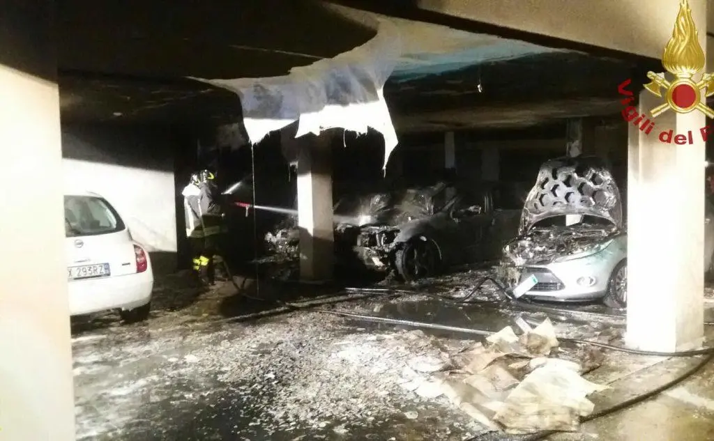 Le auto danneggiate dall'incendio