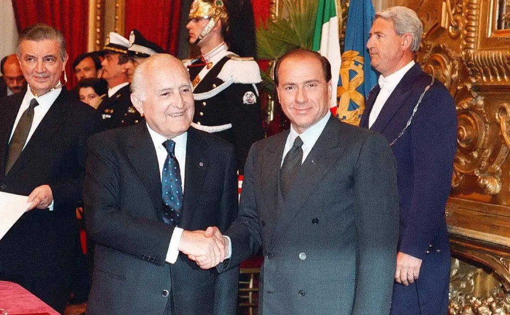 Giura da presidente del Consiglio davanti a Scalfaro, con cui non avrà un buon rapporto