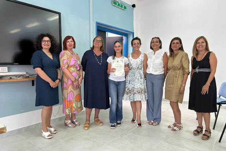 Alessandra De Angelis, quarta da sinistra, riceve la borsa di studio a Porto Torres (foto Pala)