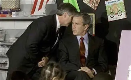 George W. Bush, la mattina dell'11 settembre, viene informato dell'attacco alle Torri Gemelle