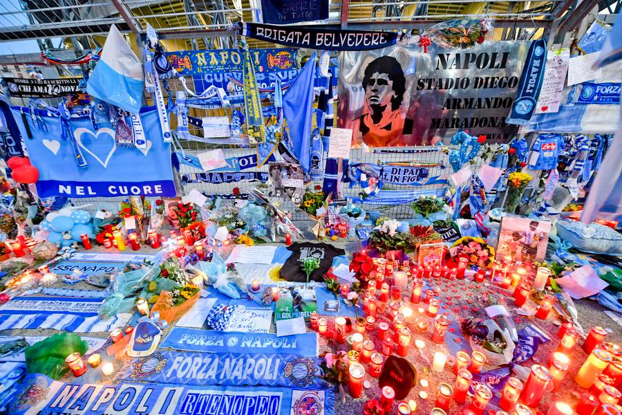 Il tributo dei tifosi del Napoli all'esterno dello stadio San Paolo, che oggi si chiama proprio Diego Armando Maradona