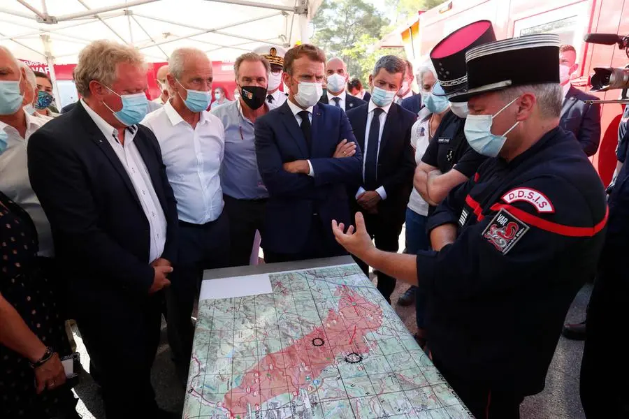 Il presidente Macron in visita vicino a Saint Tropez per fare il punto sulla situazione incendi (foto Ansa/Epa)