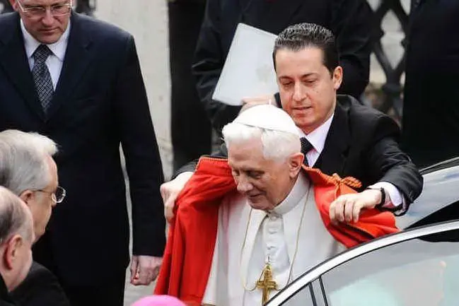 Il maggiordomo Paolo Gabriele con Benedetto XVI (Ansa)