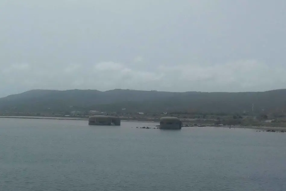 Vecchie postazioni militari al porto di Sant'Antioco (L'Unione Sarda - Scano)