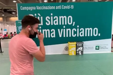 Un centro vaccinale a Milano (Foto L'Unione Sarda)