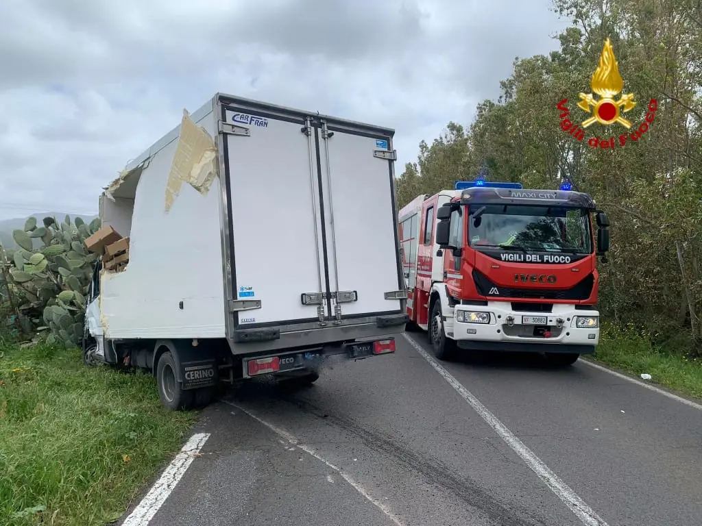 Il furgone frigo coinvolto nell'incidente a Terralba