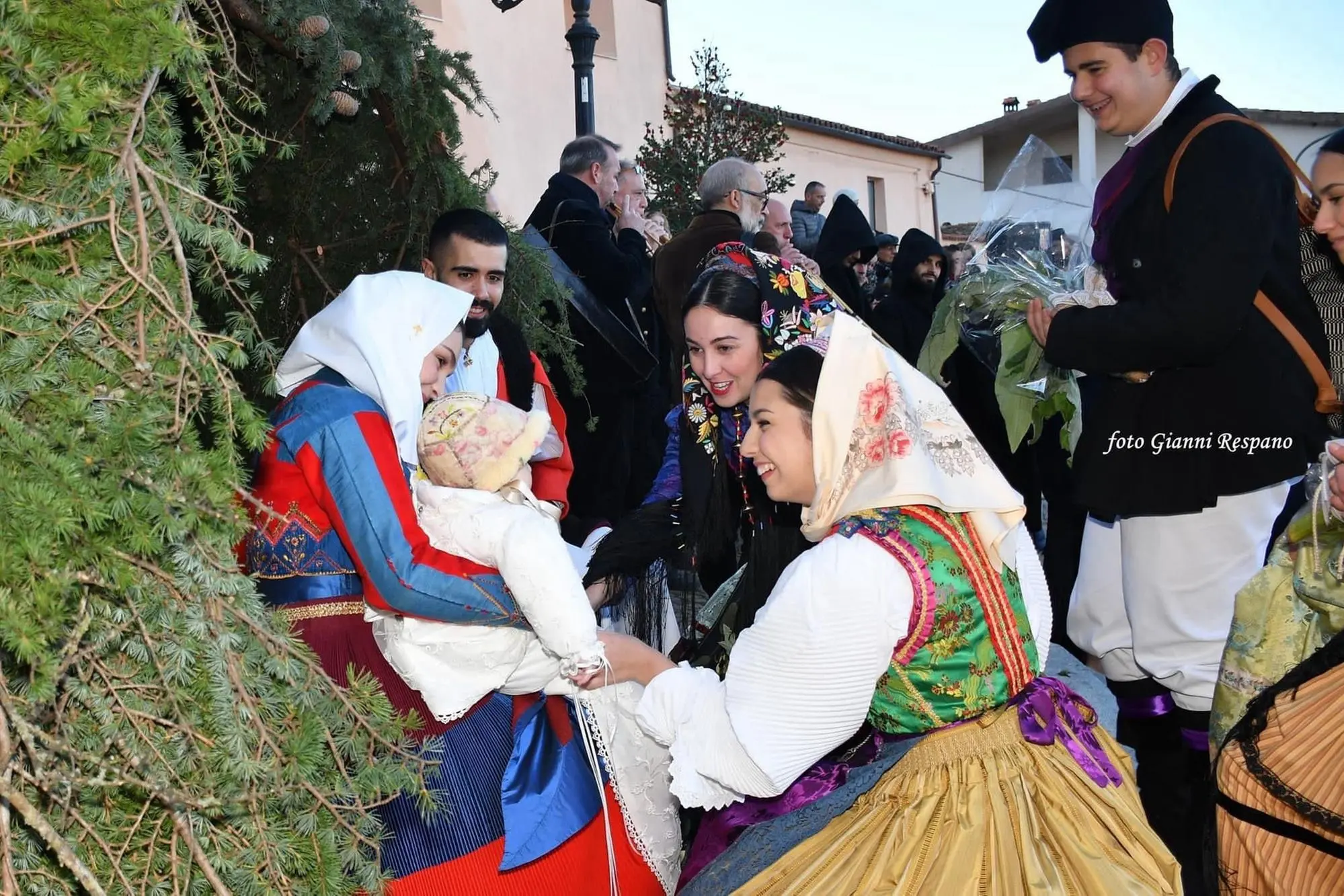 Tanti auguri da Fonni con il presepe vivente