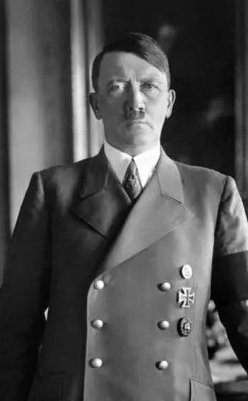 Adolf Hitler si ucciderà nel suo bunker il 30 aprile