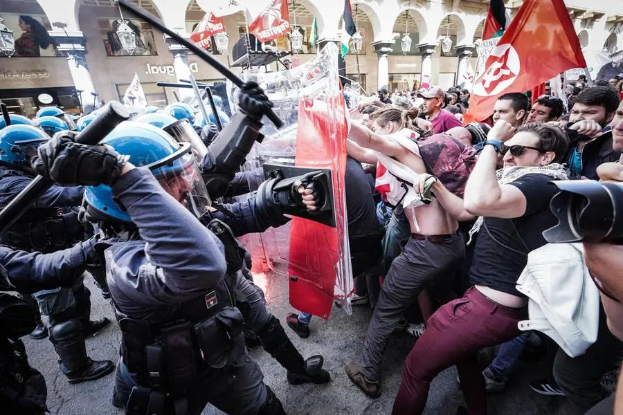 Doppia carica della polizia durante il corteo del Primo maggio a Torino (Ansa - Romano)