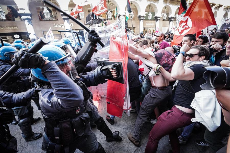 Primo maggio, Mattarella: “Il lavoro sia rimozione delle diseguaglianze”. Cariche a Torino