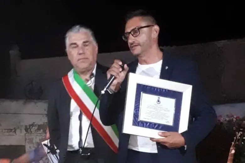 Il sindaco Sandro Pili premia Fulvio Serra (foto Elia Sanna)