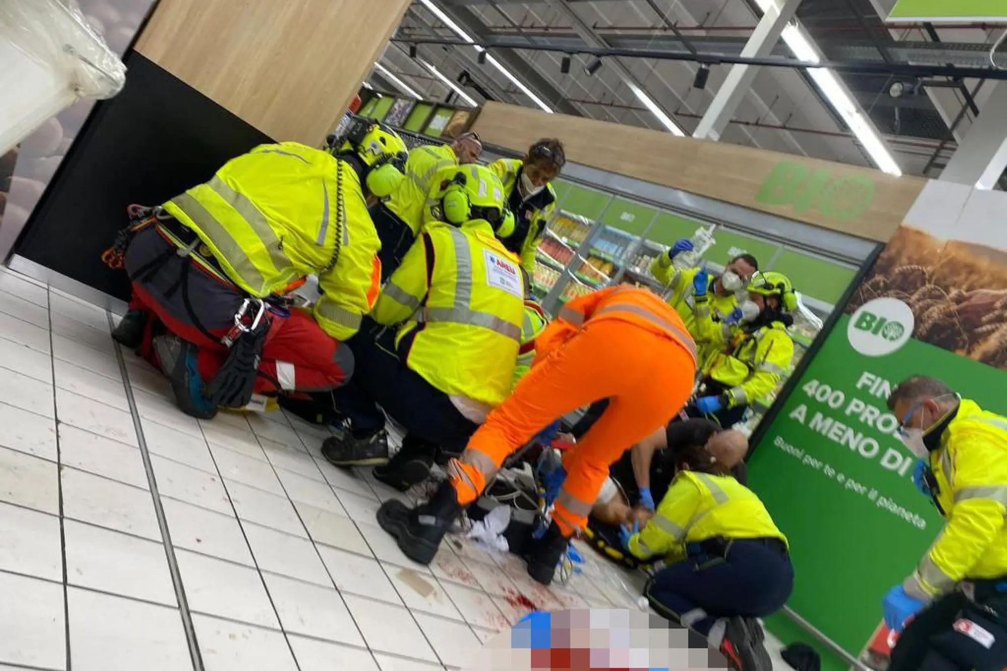 I soccorsi ai feriti al centro commerciale (Ansa)
