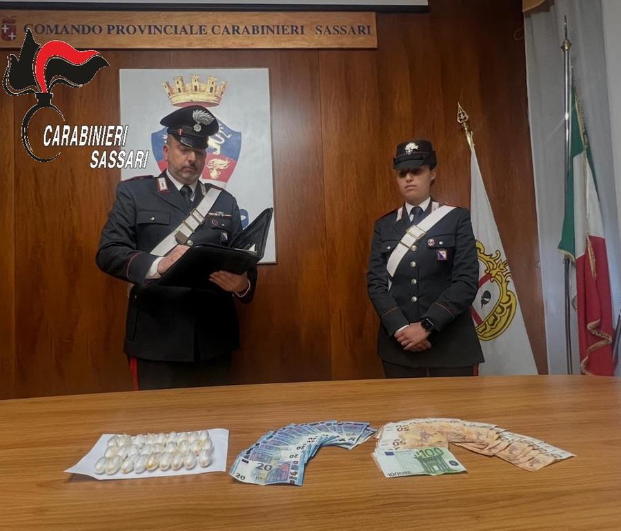 Gira per Sassari con mezzo chilo di cocaina nel trolley: arrestato