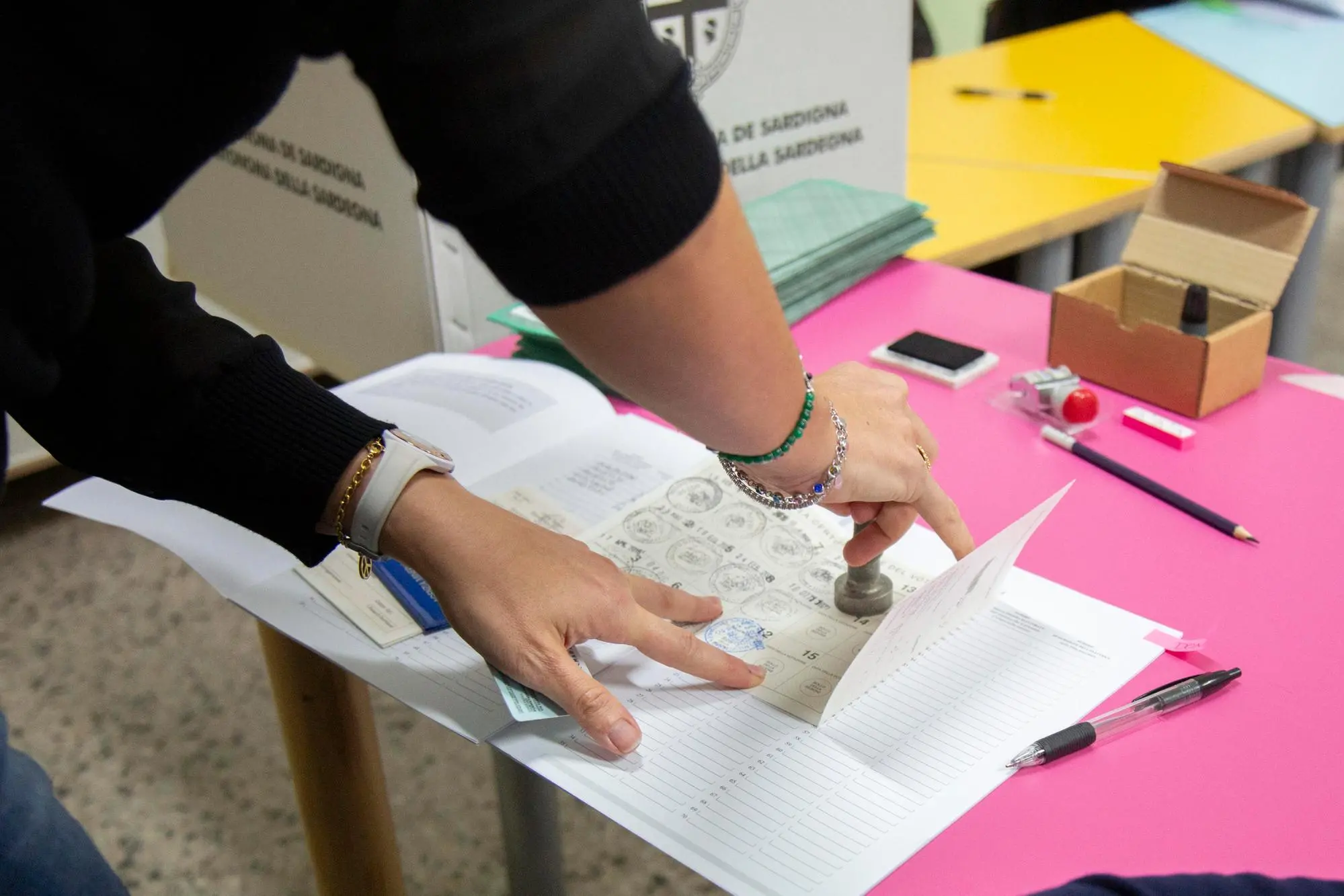 Operazioni di voto (foto Ansa)