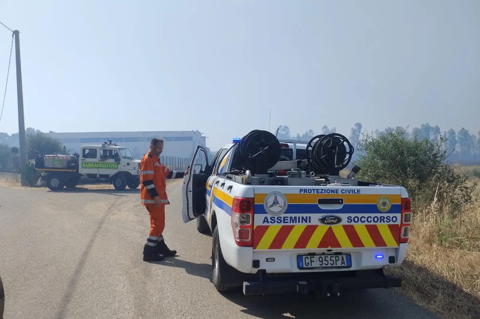 Alcuni dei mezzi intervenuti a Decimoputzu (Foto: Angelo Cucca)