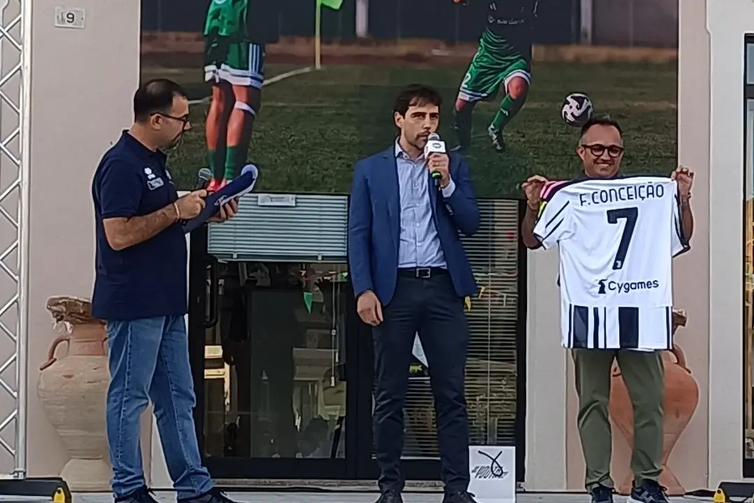 Pasquale Cossu mostra con orgoglio la maglia della Juve (foto Ilenia Giagnoni)