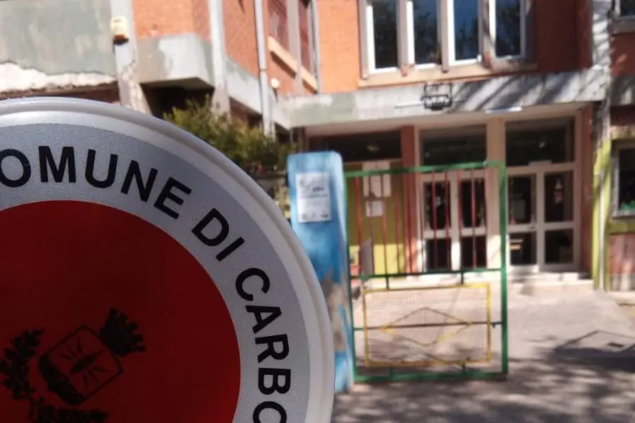 La vigilanza davanti alle scuole di Carbonia (foto Scano)