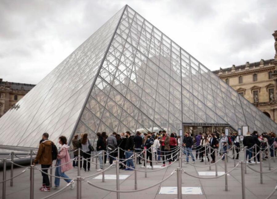Colpo al Louvre di Parigi: rubati i gioielli di Napoleone