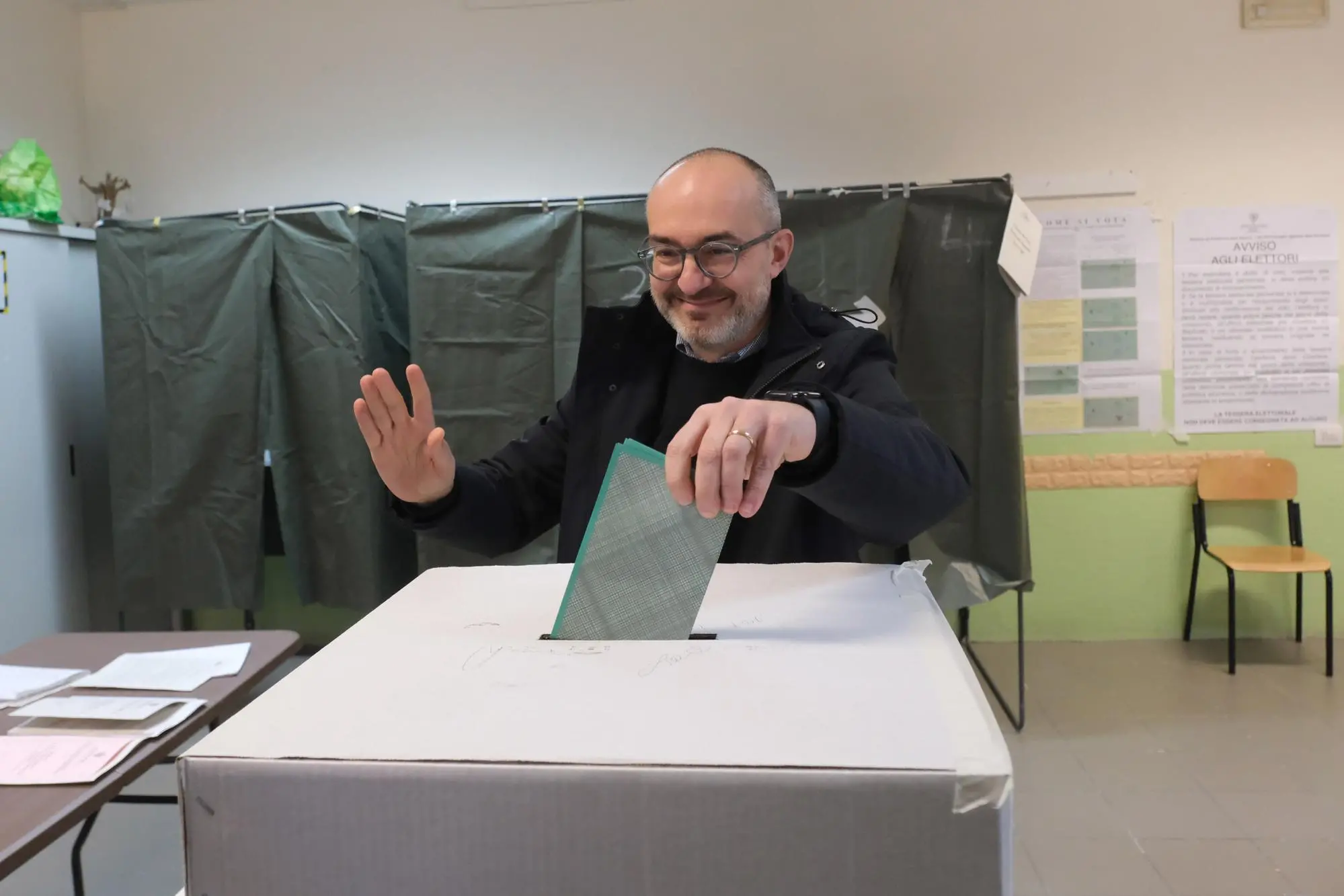 Paolo Truzzu al voto a Cagliari (foto Ungari)