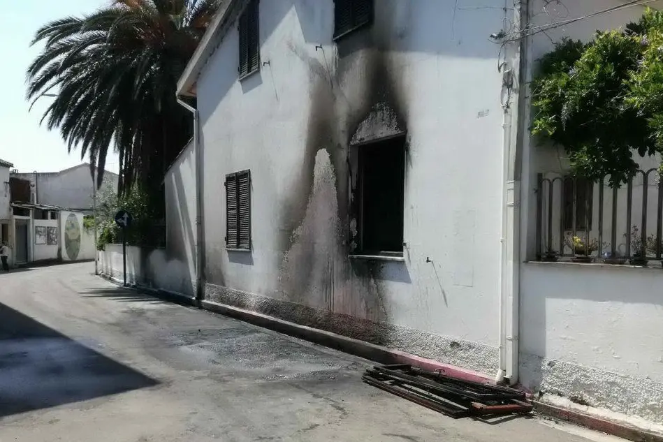 L'abitazione colpita dalle fiamme