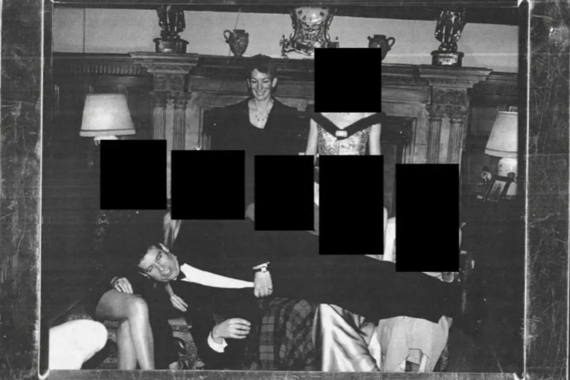 Uno scatto allegato alla documentazione desecretata dal dipartimento di Giustizia americano e pubblicata sul suo sito alla voce Epstein Library, mostra Mountbatten-Windsor, l'ormai ex principe Andrea, sdraiato sulle ginocchia di cinque donne la cui identità è stata oscurata, mentre Ghislaine Maxwell - la compagna e complice del finanziere Jeffrey Epstein - è in piedi e le guarda dall'alto. La foto sarebbe stata scattata nel salone della residenza di campagna della casa reale britannica a Sandringham. Roma, 20 dicembre 2025. Handout Us Department of Justice / Epstein Library +++ ANSA PROVIDES ACCESS TO THIS HANDOUT PHOTO TO BE USED SOLELY TO ILLUSTRATE NEWS REPORTING OR COMMENTARY ON THE FACTS OR EVENTS DEPICTED IN THIS IMAGE - NO ARCHIVING - NO LICENSING - NPK +++