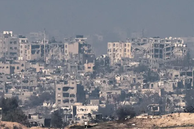 Palazzi bombardati a Gaza (Ansa)