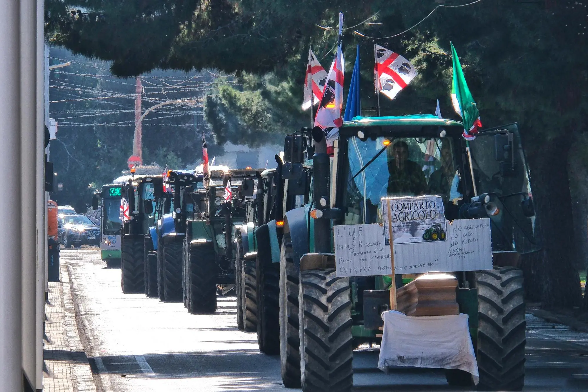 La marcia dei trattori sulle strade del centro di Cagliari (Foto: Ungari)