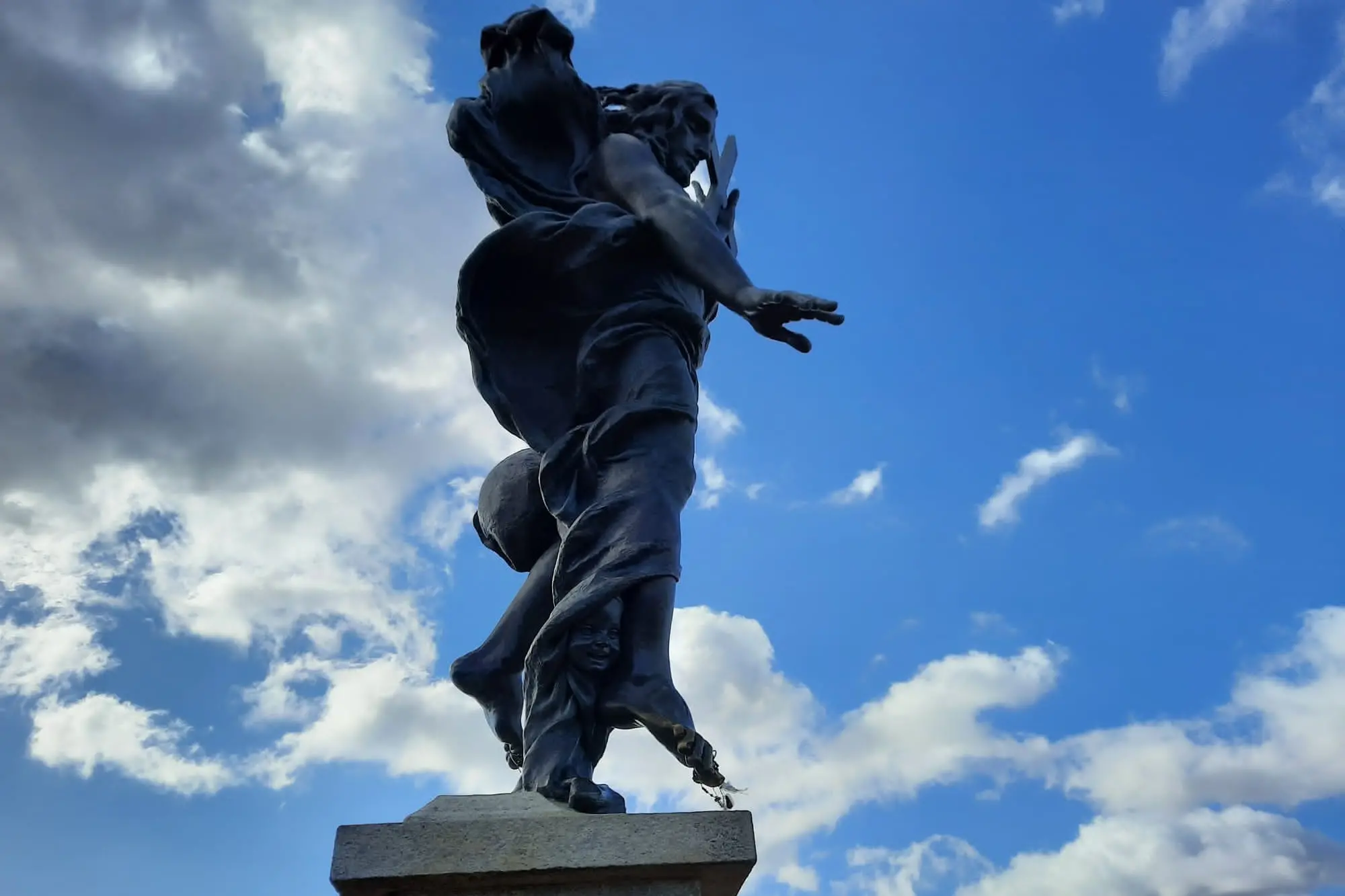 La statua del Redentore a Nuoro (foto archivio L'Unione Sarda)