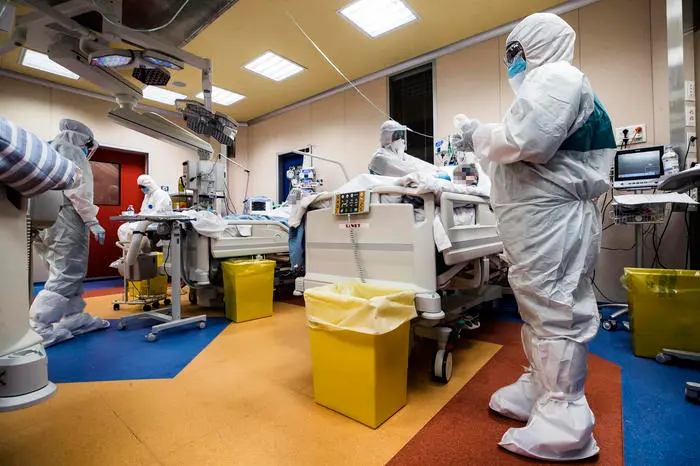 Un reparto di terapia intensiva (Ansa)