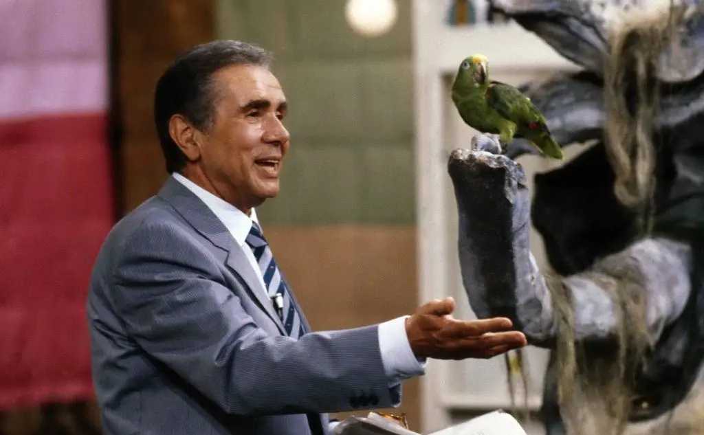 Enzo Tortora con il pappagallo mascotte di &quot;Portobello&quot;