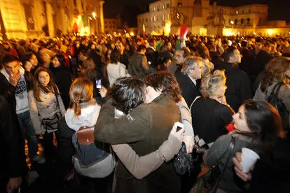Un ragazzo e una ragazza si baciano in piazza del Quirinale dopo le dimissioni di Berlusconi (tutte le foto sono Ansa)