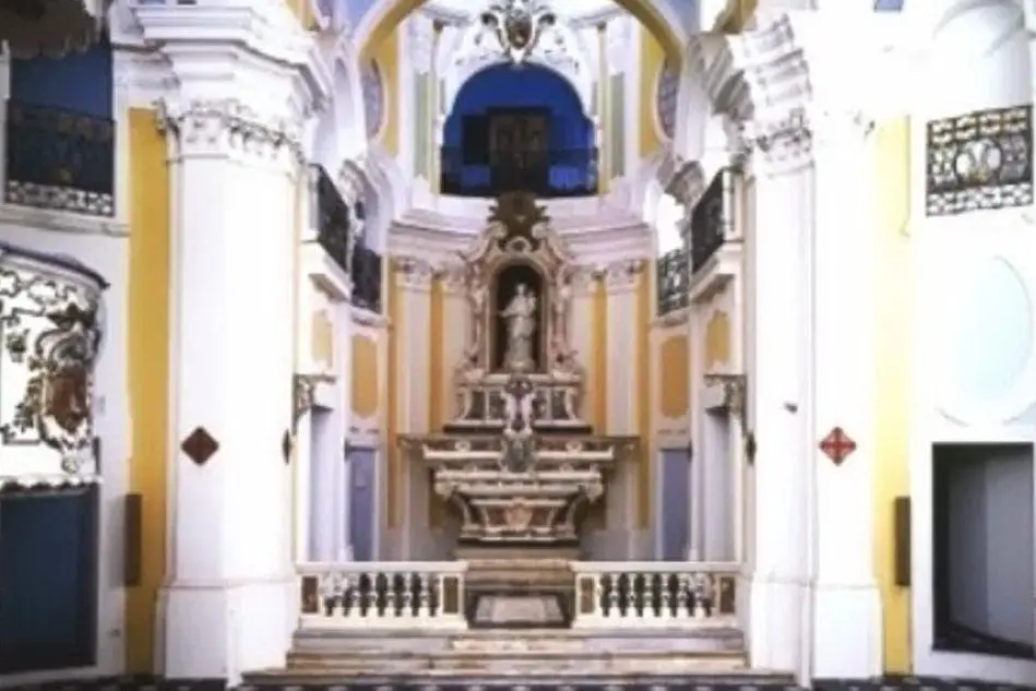 L'altare della chiesa del Carmine (foto Elia Sanna)