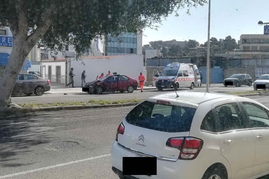 Schianto in viale Colombo a Cagliari: due le auto coinvolte