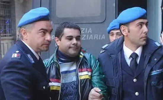 Giulio Caria accompagnato al processo