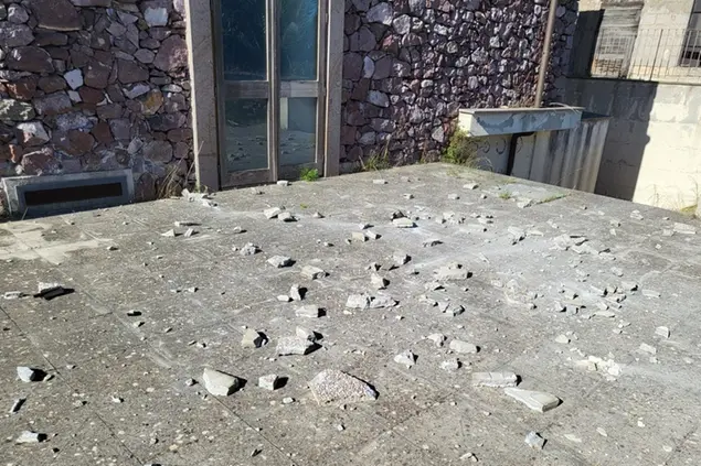 Il raid vandalico contro il teatro (foto Tellini)