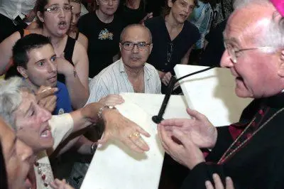 La contestazione dei fedeli a Monsignor Mani (Ungari)