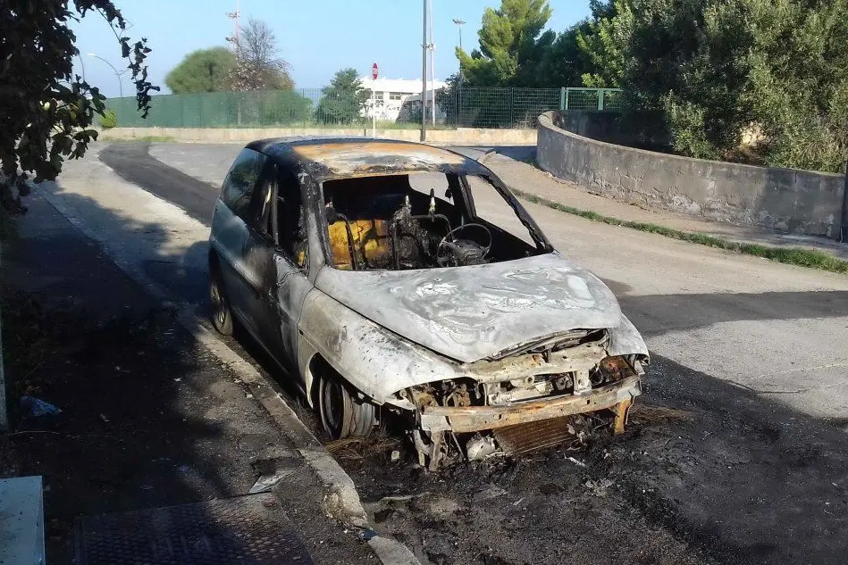 L'auto incendiata (Foto Andrea Scano)
