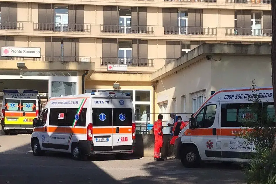 Ambulanze all'ospedale Sirai di Carbonia (Archivio L'Unione Sarda)