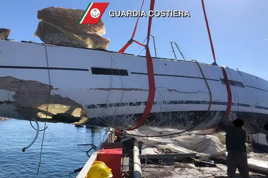 Il relitto (foto Guardia costiera)