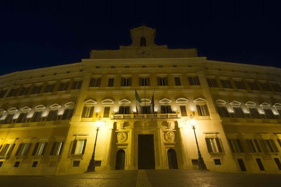 Palazzo Montecitorio in una suggestiva immagine notturna (Ansa)