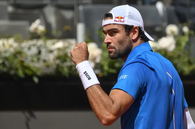 Matteo Berrettini nella sfida contro Jacob Fearnley agli Internazionali di Roma (foto Ansa)